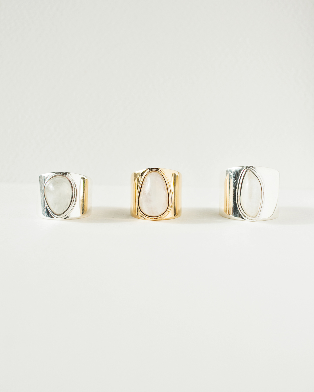 Sygnet Lune z kamieniem księżycowym Sygnet Lune z kamieniem księżycowym