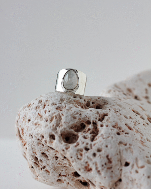 Sygnet Lune z kamieniem księżycowym Sygnet Lune z kamieniem księżycowym