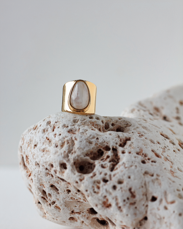 Sygnet Lune z kamieniem księżycowym Sygnet Lune z kamieniem księżycowym