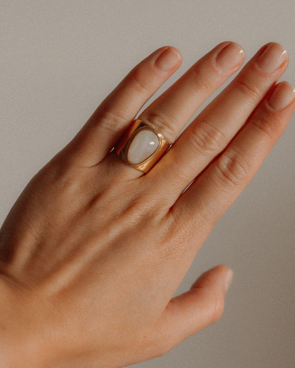 Sygnet Lune z kamieniem księżycowym Sygnet Lune z kamieniem księżycowym