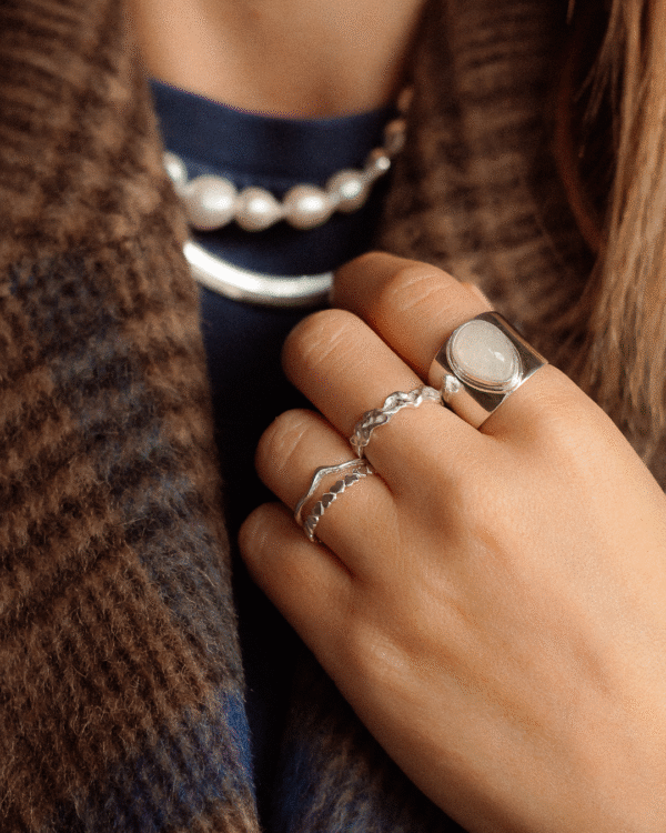 Sygnet Lune z kamieniem księżycowym Sygnet Lune z kamieniem księżycowym